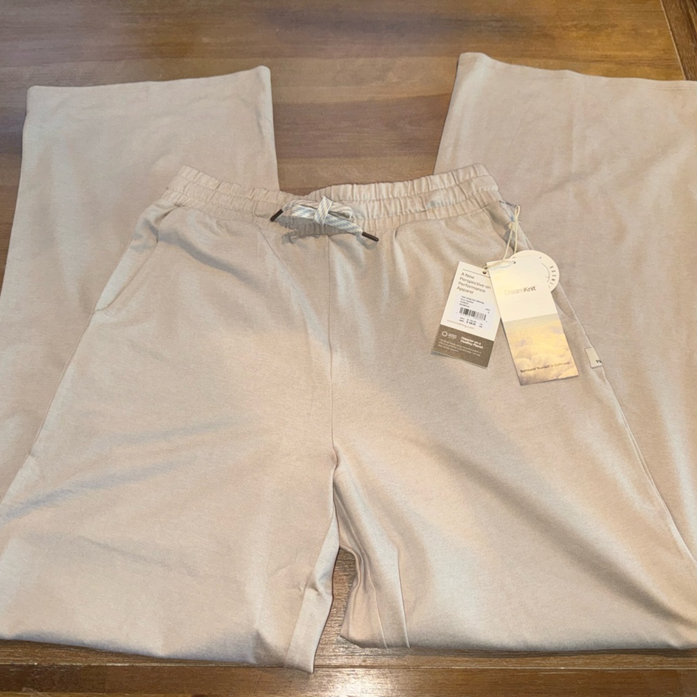 NWT Vuori Halo Essential Wideleg Ecru Heather Size Small